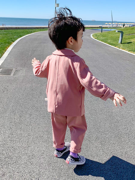 Μοντέρνα παιδικά σετ με τσέπες και κουμπιά για αγόρια