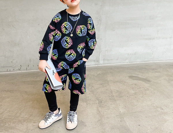 Νέο μοντέλο σετ ανοιξιάτικο με πολύχρωμο μοτίβο για αγόρια