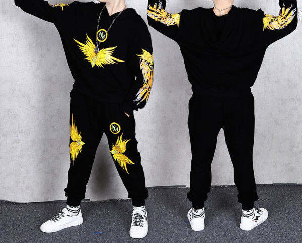 Σύγχρονο αθλητικό σετ για αγόρια με εφαρμογή