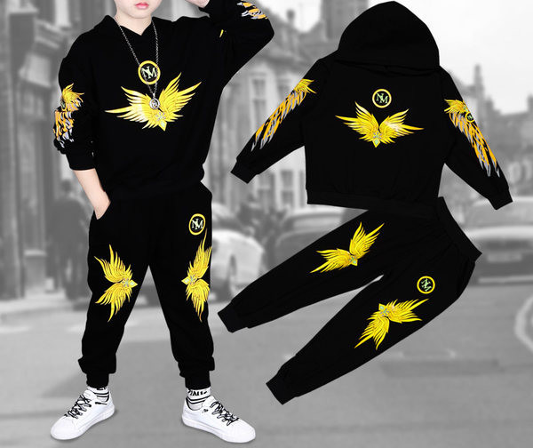 Σύγχρονο αθλητικό σετ για αγόρια με εφαρμογή