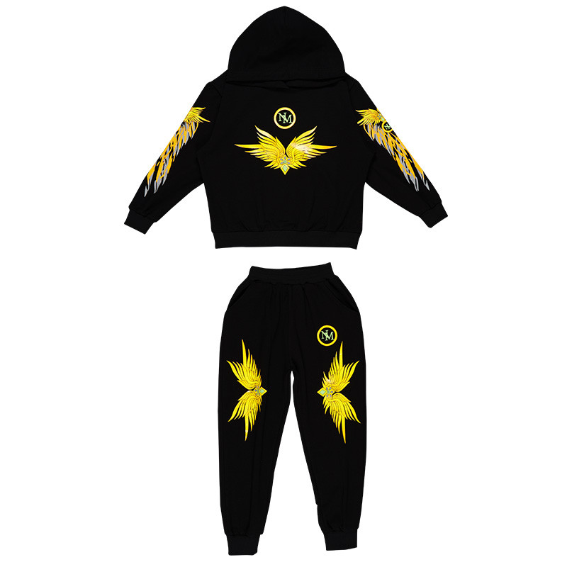 Σύγχρονο αθλητικό σετ για αγόρια με εφαρμογή