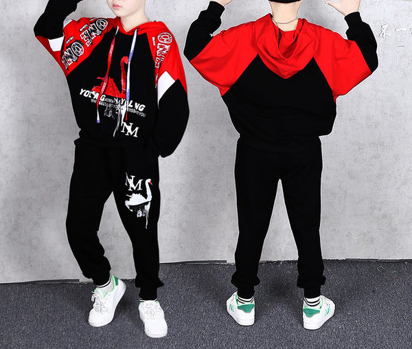 Μοντέρνο σετ φούτερ και παντελόνι με πολύχρωμες επιγραφές και εφαρμογές