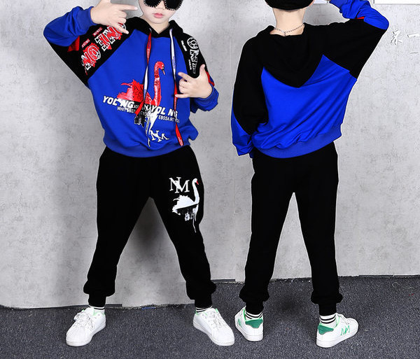 Μοντέρνο σετ φούτερ και παντελόνι με πολύχρωμες επιγραφές και εφαρμογές