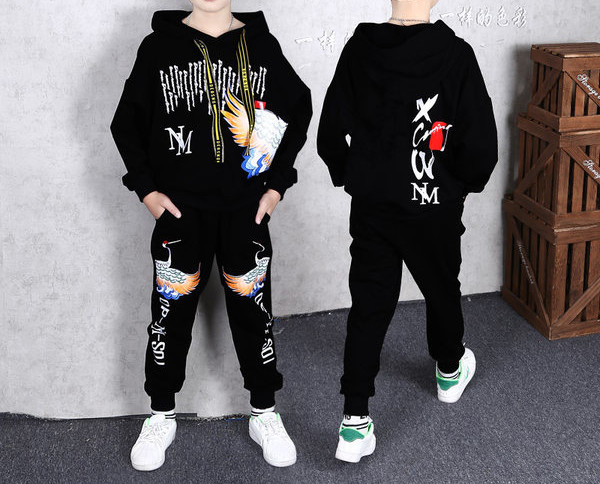 Sportski set za dječake iz dva dijela sa aplikacijama u boji