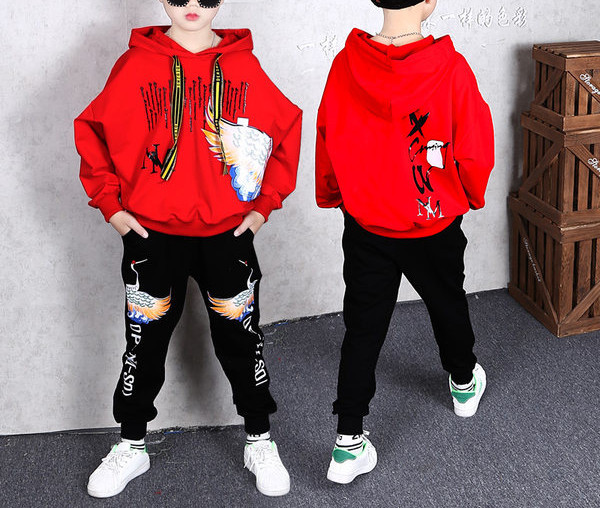 Sportski set za dječake iz dva dijela sa aplikacijama u boji