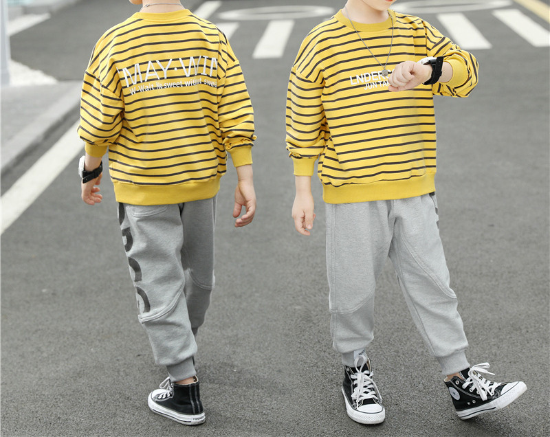 Vaikiškas rinkinys, kuriame yra dryžuota palaidinė ir kelnės