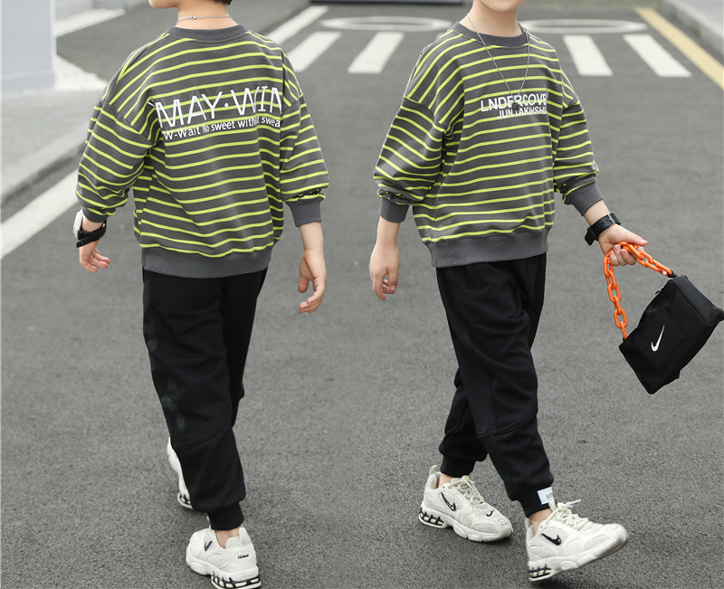 Vaikiškas rinkinys, kuriame yra dryžuota palaidinė ir kelnės