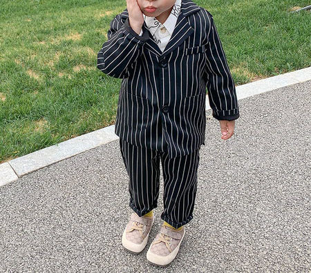 Μοντέρνο παιδικό ριγέ κοστούμι για αγόρια