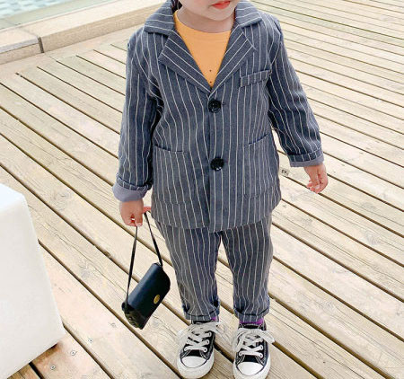 Μοντέρνο παιδικό ριγέ κοστούμι για αγόρια