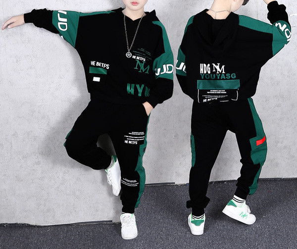 Dnevni set za dječake sa šarenim aplikacijama i natpisima