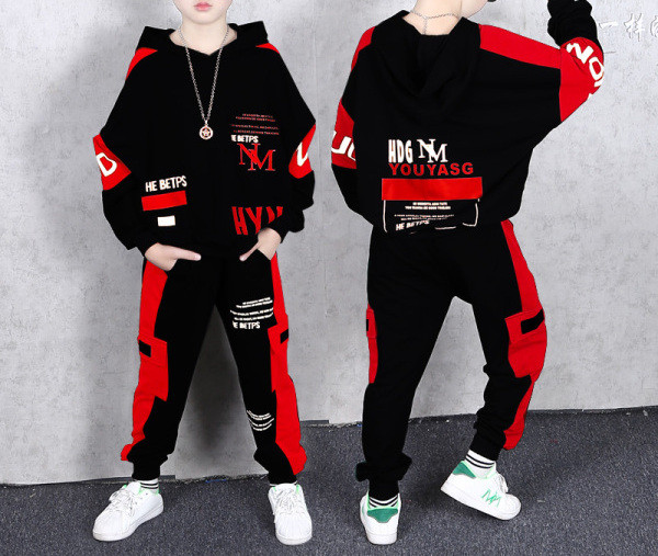 Dnevni set za dječake sa šarenim aplikacijama i natpisima