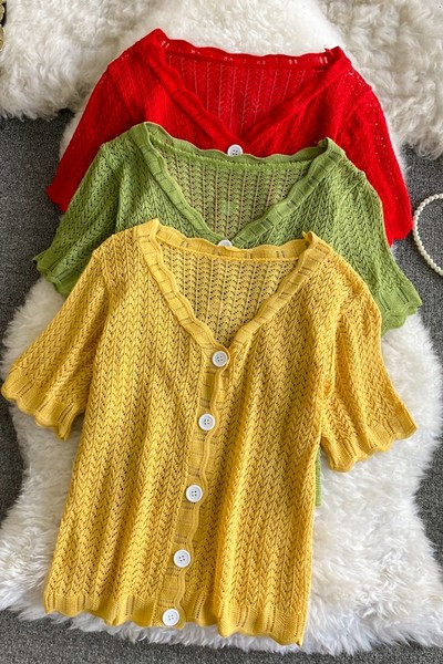 Ženska bluza sa špic izrezom i kratkim rukavima u više boja