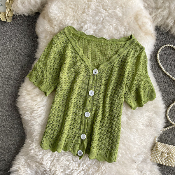 Ženska bluza sa špic izrezom i kratkim rukavima u više boja