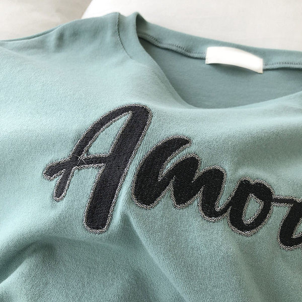 Ženska majica s natpisom i okruglim izrezom