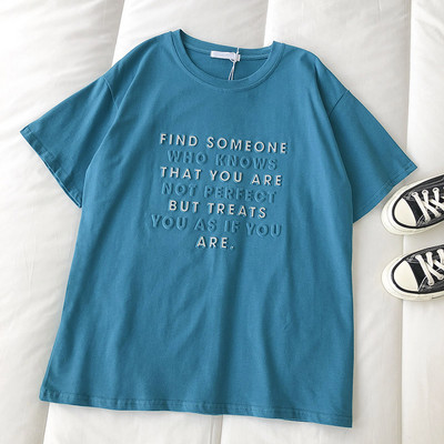 Casual γυναικείο μπλουζάκι με επιγραφές και κοντά μανίκια