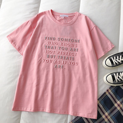 Casual γυναικείο μπλουζάκι με επιγραφές και κοντά μανίκια