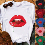 Ležerna ženska majica s kratkim rukavima i aplikacijom