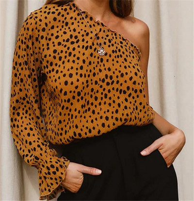 Μοντέρνα μπλούζα σιφόν με γυμνό ώμο