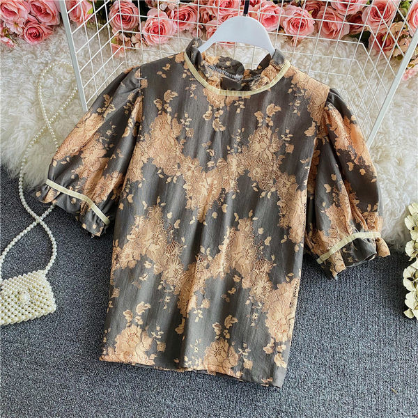 Ženska ležerna bluza s visokim ovratnikom i kratkim rukavima