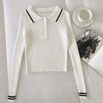 Μοντέρνα γυναικεία μπλούζα με κλασικό γιακά και κουμπιά