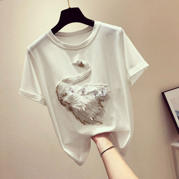 Moderna ženska bluza ukrašena perjem i šljokicama