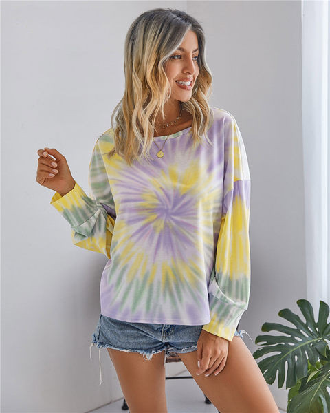 Ženska bluza sa šarenim uzorkom i dugim rukavima pogodna za proljeće