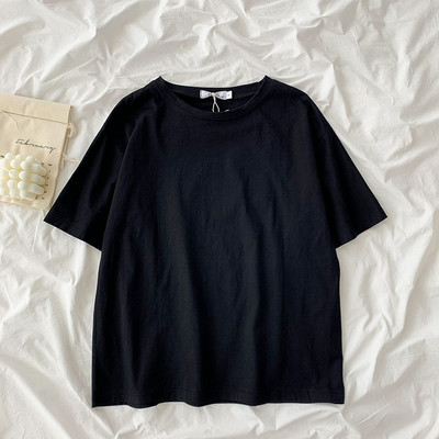 Ležerna majica s aplikacijom i ovalnim izrezom