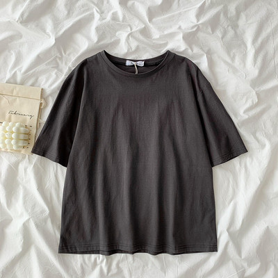 Ležerna majica s aplikacijom i ovalnim izrezom