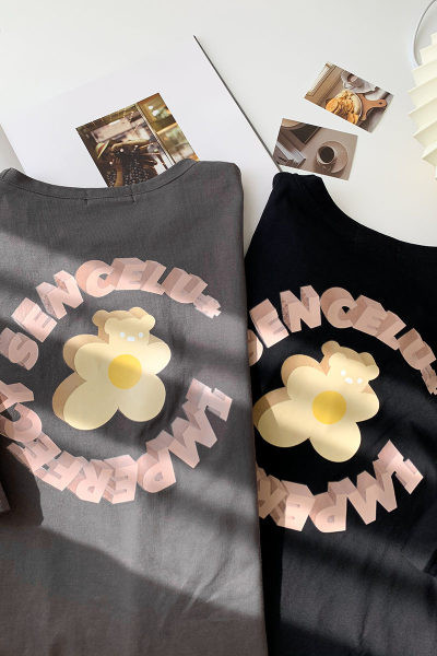 Ležerna majica s aplikacijom i ovalnim izrezom