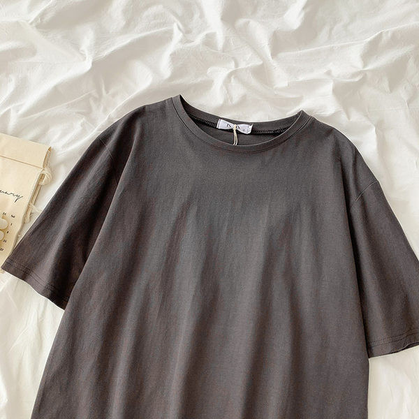 Ležerna majica s aplikacijom i ovalnim izrezom