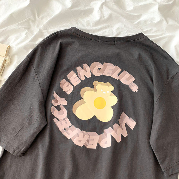 Ležerna majica s aplikacijom i ovalnim izrezom