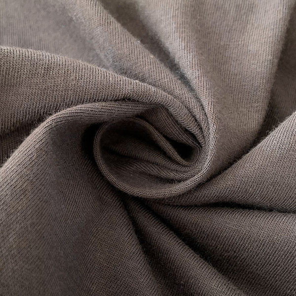 Ležerna majica s aplikacijom i ovalnim izrezom