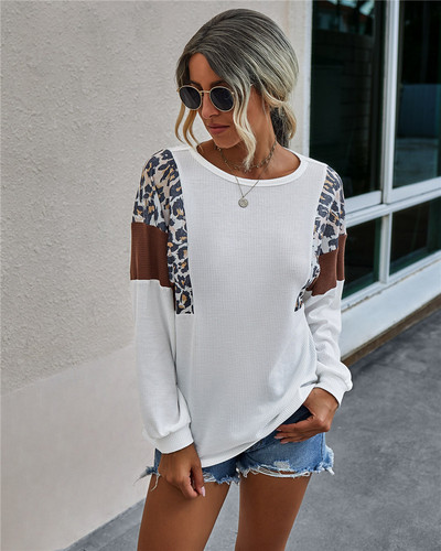 Γυναικεία μπλούζα casual με μοτίβο λεοπάρ σε λευκό και μαύρο χρώμα