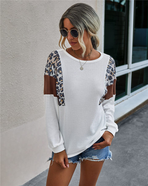 Γυναικεία μπλούζα casual με μοτίβο λεοπάρ σε λευκό και μαύρο χρώμα