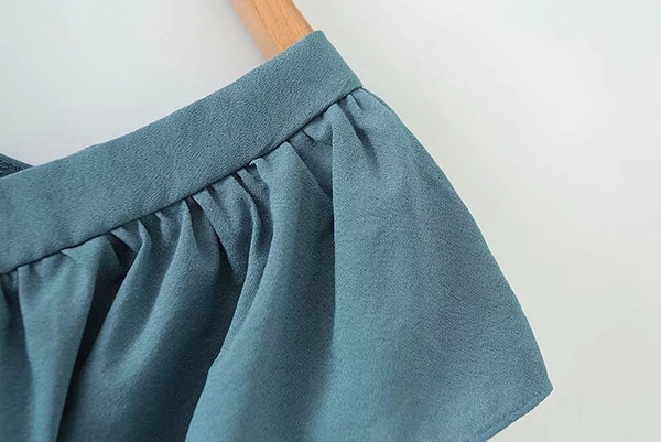 Ženska ležerna bluza s kovrčama i špic izrezom