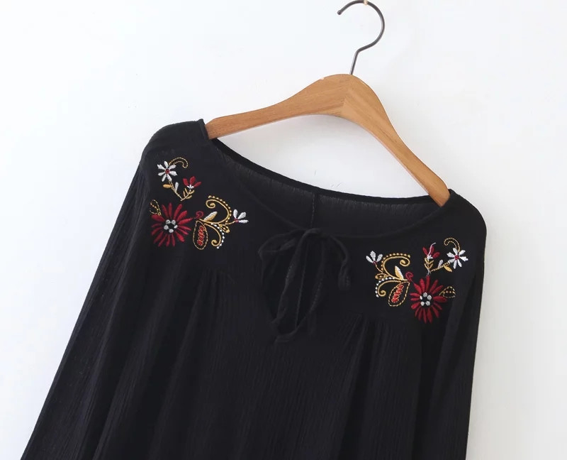 Ženska bluza s izvezenim cvjetovima i lotos rukavima