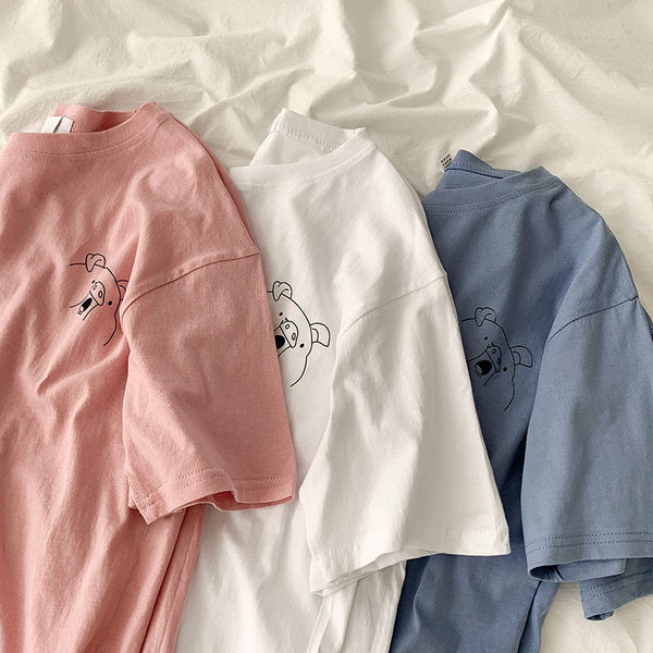 Ležeran široki model ženske majice s ovalnim izrezom