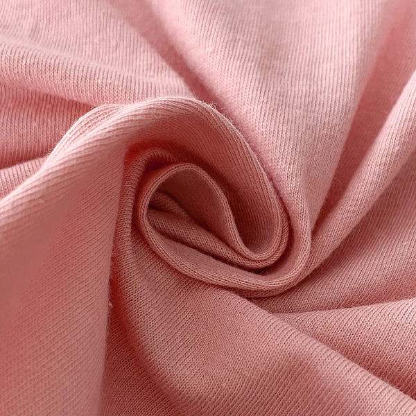 Ležeran široki model ženske majice s ovalnim izrezom