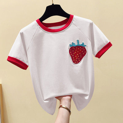 Μοντέρνα γυναικεία μπλούζα με κοντά μανίκια και κέντημα φράουλας