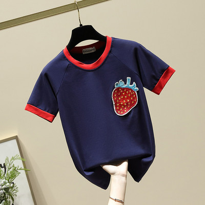 Μοντέρνα γυναικεία μπλούζα με κοντά μανίκια και κέντημα φράουλας