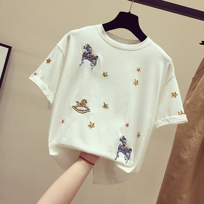 Μοντέρνο γυναικείο μπλουζάκι με κέντημα και οβάλ λαιμόκοψη