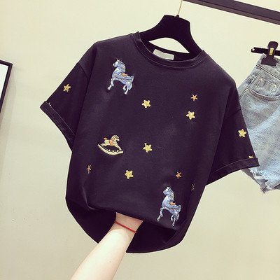 Μοντέρνο γυναικείο μπλουζάκι με κέντημα και οβάλ λαιμόκοψη