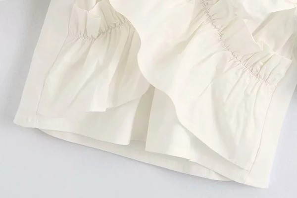 Γυναικεία ασύμμετρη μπλούζα με βολάν σε λευκό χρώμα