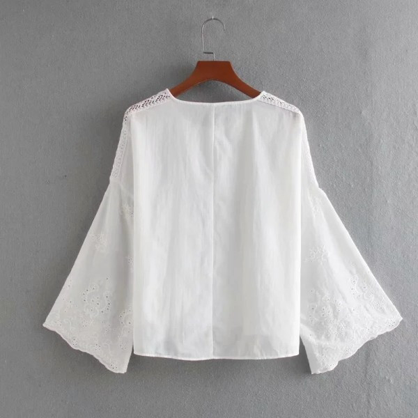 Ženska čipkana bluza sa širokim rukavima