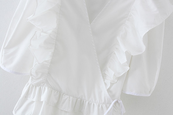 Ασύμμετρη μπλούζα με βολάν σε λευκό χρώμα