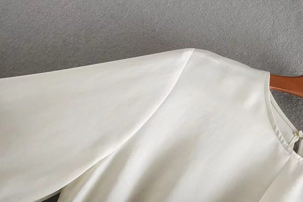 Ženska asimetrična bluza dugih rukava bijele boje