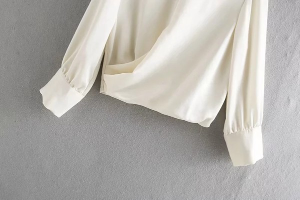 Ženska asimetrična bluza dugih rukava bijele boje