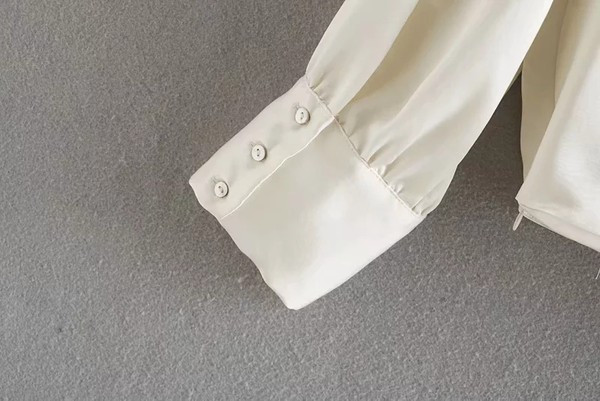 Ženska asimetrična bluza dugih rukava bijele boje