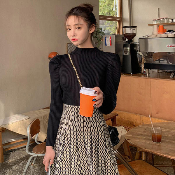 Ženska bluza s puf rukavima u crnoj boji