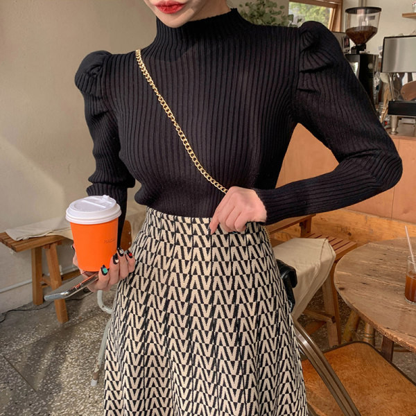 Ženska bluza s puf rukavima u crnoj boji